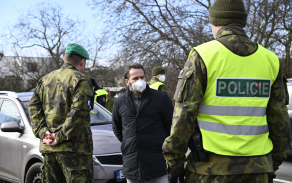 Poslanec Řehounek se seznamuje s činností smíšených hlídek policie a armády na stanovišti.