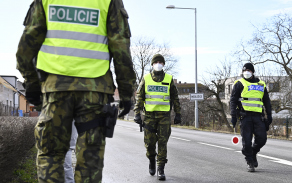 Vojáci pomáhají policistům v Pardubickém kraji