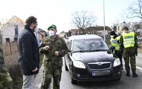 Poslanec Řehounek a ředitel Krajského vojenského velitelství plukovník Holý navštívili vojáky, kteří pomáhají policistům v Pardubickém kraji.
