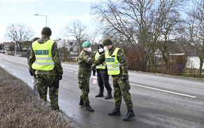 Ředitel Krajského vojenského velitelství Pardubice plukovník Holý se zdraví s vojáky, kteří pomáhají policistům v Pardubickém kraji