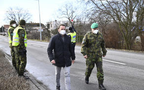 Poslanec Řehounek a ředitel Krajského vojenského velitelství plukovník Holý navštívili vojáky, kteří pomáhají policistům v Pardubickém kraji.