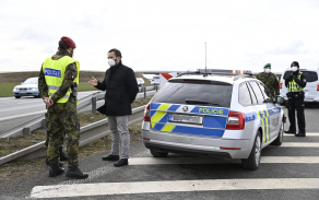 Poslanec Řehounek se seznamuje s činností smíšených hlídek policie a armády na stanovišti.