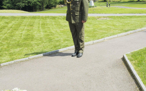 Za Krajské vojenské velitelství Pardubice v zastoupení ministra obrany položil kytici major Michael Hylák.
