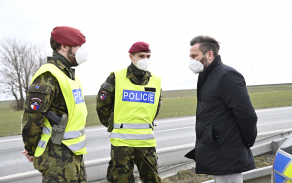 Poslanec Řehounek se zajímá o podmínky nasazení vojáků, organizaci smíšených hlídek, způsoby komunikace či jak dlouho trvá směnný provoz.