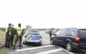 Vojáci pomáhají policistům v Pardubickém kraji.