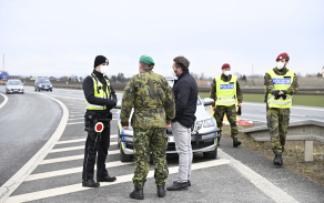 Ředitel Krajského vojenského velitelství Pardubice navštívil vojáky, kteří pomáhají policistům v Pardubickém kraji.