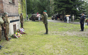 Za krajské vojenské velitelství se pietní akce zúčastnil major Mchael Hylák, který zde položil květiny k uctění obětí nacismu.