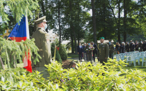 Za krajské vojenské velitelství Pardubice se tohoto pietního setkání zúčastnil a květiny položil major Michael Hylák. 