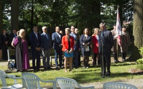 Starosta městského obvodu Pardubice VII Vítězslav Čapek zahájil tento významný okamžik několika slovy o smutných historických událostech.