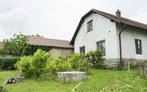 Zástupce ředitele Krajského vojenského velitelství Pardubice podplukovník Vojtěch Chaura položil květiny u letcova rodného domu.