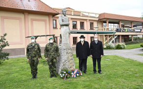 Ve městě Sezemice uctili památku starosta Sezemic Martin Staněk, místostarosta Ladislav Kubizňák spolu s plukovníkem Petrem Holým u pomníku Alfréda Bartoše a u pomníku Obětem II. světové války.