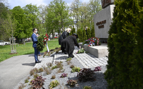 Hold obětem válečných konfliktů vzdal také primátor města Pardubice Martin Charvát společně se svými náměstky a dalšími významnými hosty u pomníku Obětem I. a II. světové války na Zborovského náměstí v Pardubicích.