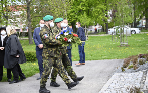Hold obětem válečných konfliktů uctil na Zborovského náměstí za armádu plukovník gšt. Petr Holý.