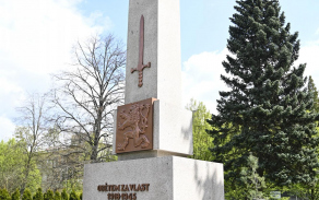 Hold obětem válečných konfliktů uctil na Zborovského náměstí za armádu plukovník gšt. Petr Holý.