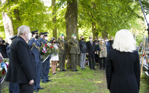 Slavnostní ráz a pietní důstojnost dodal aktu zpěv státní hymny.