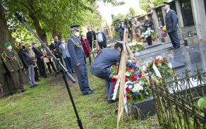Památku uctili položením kytice vojáci Správy letiště Pardubice.