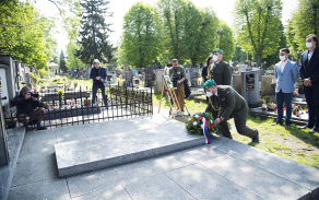 Za Krajské vojenské velitelství Pardubice se této pietní vzpomínky zúčastnil plukovník gšt. Petr Holý společně se svým zástupcem majorem Michaelem Hylákem