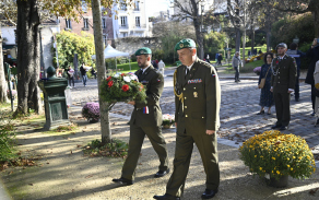 ceremonie na největším pařížském hřbitově Père–Lachaise