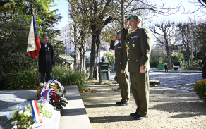 ceremonie na největším pařížském hřbitově Père–Lachaise
