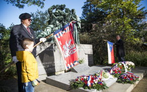 ceremonie na největším pařížském hřbitově Père–Lachaise