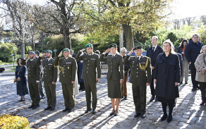 ceremonie na největším pařížském hřbitově Père–Lachaise