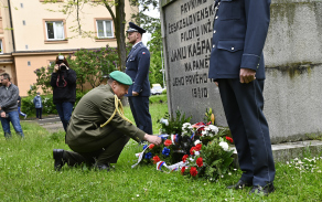 Ředitel Krajského vojenského velitelství Pardubice plukovník gšt. Petr Holý spolu s jeho zástupcem majorem Michaelem Hylákem při příležosti výročí jeho prvního dálkového letu položili květiny k jeho pomníku na náměstí Dukelských hrdinů a k jeho soše na třídě Míru v Pardubicích.