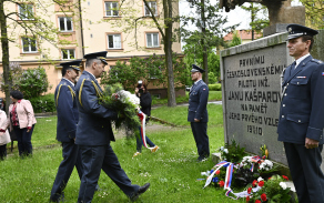 Hold na těchto místech vzdali také velitel Správy letiště Pardubice podplukovník Radoslav Matula