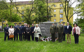 Hold na těchto místech vzdali senátorka PČR Miluše Horská, poslanec PS PČR a člen výboru pro obranu Jan Řehounek, primátor města Pardubice Martin Charvát, náměstek hejtmana Pardubického kraje Roman Línek, starostka MO Parudbice I Alena Stehnová, ředitel Krajského vojenského velitelství Pardubice plukovník gšt. Petr Holý, velitel Správy letiště Pardubice podplukovník Radoslav Matula a generálmajor v.v. Ladislav Minařík