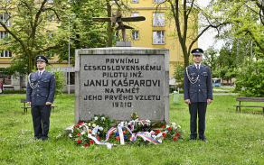 Čestná stráž vojáků Správy letiště Pardubice u pomníku Jana Kašpara