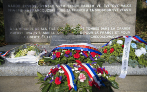 ceremonie na největším pařížském hřbitově Père–Lachaise