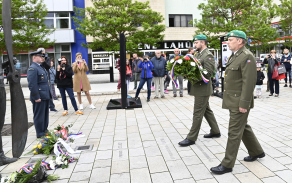 Ředitel Krajského vojenského velitelství Pardubice plukovník gšt. Petr Holý spolu s jeho zástupcem majorem Michaelem Hylákem při příležosti výročí jeho prvního dálkového letu položili květiny k jeho pomníku na náměstí Dukelských hrdinů a k jeho soše na třídě Míru v Pardubicích.