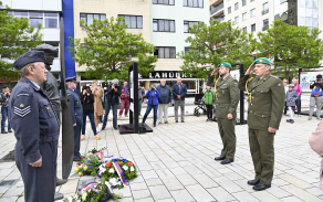 Ředitel Krajského vojenského velitelství Pardubice plukovník gšt. Petr Holý spolu s jeho zástupcem majorem Michaelem Hylákem při příležosti výročí jeho prvního dálkového letu položili květiny k jeho pomníku na náměstí Dukelských hrdinů a k jeho soše na třídě Míru v Pardubicích.