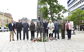 Hold na těchto místech vzdali senátorka PČR Miluše Horská, poslanec PS PČR a člen výboru pro obranu Jan Řehounek, primátor města Pardubice Martin Charvát, náměstek hejtmana Pardubického kraje Roman Línek, starostka MO Parudbice I Alena Stehnová, ředitel Krajského vojenského velitelství Pardubice plukovník gšt. Petr Holý, velitel Správy letiště Pardubice podplukovník Radoslav Matula a generálmajor v.v. Ladislav Minařík