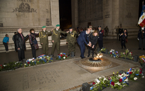 ceremonie Ravivage de la Flamme – oživení ohně pod Vítězným obloukem