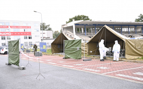 V Pardubickém kraji jsou postaveny čtyři drive - in volební stanoviště, v každém okrese jeden (parkoviště v areálu Enteria Areny Pardubice, parkoviště v areálu Aeroklub ČR Chrudim, parkoviště u sportovního stadionu Svitavy, parkoviště Aquapark – letní koupaliště Ústí nad Orlicí).