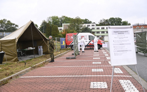 V Pardubickém kraji jsou postaveny čtyři drive - in volební stanoviště, v každém okrese jeden (parkoviště v areálu Enteria Areny Pardubice, parkoviště v areálu Aeroklub ČR Chrudim, parkoviště u sportovního stadionu Svitavy, parkoviště Aquapark – letní koupaliště Ústí nad Orlicí).