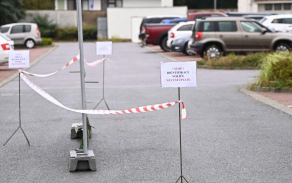 V Pardubickém kraji jsou postaveny čtyři drive - in volební stanoviště, v každém okrese jeden (parkoviště v areálu Enteria Areny Pardubice, parkoviště v areálu Aeroklub ČR Chrudim, parkoviště u sportovního stadionu Svitavy, parkoviště Aquapark – letní koupaliště Ústí nad Orlicí).