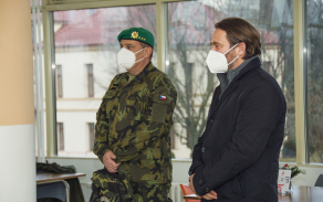Poslanec Řehounek a plukovník Holý poděkovali vojákům za pomoc v boji proti koronaviru