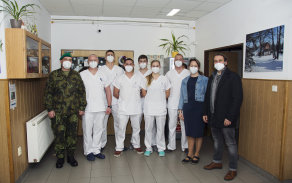 Společná fotografie vojáků s poslancem Řehounkem, plukovníkem Holým a ředitelkou SeniorCentra Skuteč