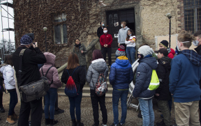 Akci zajišťovali Šárka Kuchtová, členové Československé obce legionářské, Lanového centra PROUD a  z KVV Pardubice