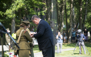 Ve spolupráci s Československou obcí legionářskou byl zapálen Oheň (bez) naděje. Plamen svíčky rozsvítil Pavel Budínský – předseda Československé obce legionářské.