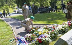 Za ministerstvo obrany a Armádu České republiky uctil památku a položil kytici ředitel Krajského vojenského velitelství plukovník gšt. Petr Holý se svým zástupcem majorem Michaelem Hylákem.