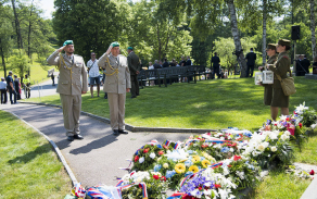Za ministerstvo obrany a Armádu České republiky uctil památku a položil kytici ředitel Krajského vojenského velitelství plukovník gšt. Petr Holý se svým zástupcem majorem Michaelem Hylákem.
