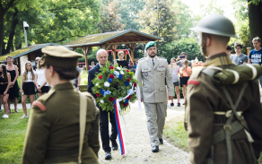 Položení pietních věnců k pomníku Jiřího Potůčka - za Krajské vojenské velitelství Pardubice uctil památku zástupce ředitele major Michael Hylák.