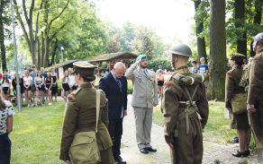 Položení pietních věnců k pomníku Jiřího Potůčka - za Krajské vojenské velitelství Pardubice uctil památku zástupce ředitele major Michael Hylák.