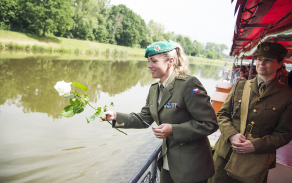 Vhazování bílých růží do Labe se vzpomínkou na každou ze 194 obětí heydrichiády, jejichž těla byla spálena v pardubickém krematoriu a popel byl vysypán do řeky.