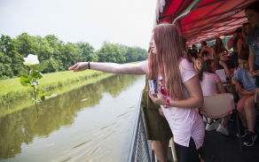 Vhazování bílých růží do Labe se vzpomínkou na každou ze 194 obětí heydrichiády, jejichž těla byla spálena v pardubickém krematoriu a popel byl vysypán do řeky.