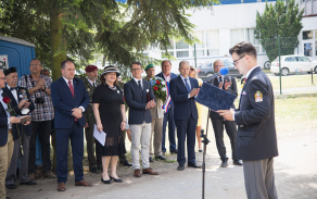 Před Larischovou vilou se sešli významní hosté, mimo jiné senátorka PČR Miluše Horská, poslanec PS PČR a člen výboru pro obranu Jan Řehounek, hejtman Pardubického kraje Martin Netolický, primátor města Pardubice Martin Charvát, ředitel památníku Lidice – Ležáky Eduard Stehlík a další k uctění památky 11 ležáckých dětí položením květinových darů.