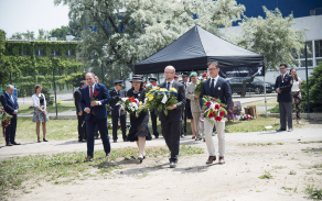 Před Larischovou vilou se sešli významní hosté, mimo jiné senátorka PČR Miluše Horská, poslanec PS PČR a člen výboru pro obranu Jan Řehounek, hejtman Pardubického kraje Martin Netolický, primátor města Pardubice Martin Charvát, ředitel památníku Lidice – Ležáky Eduard Stehlík a další k uctění památky 11 ležáckých dětí položením květinových darů.