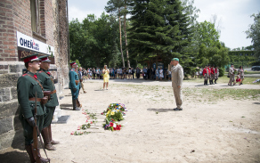 Za Krajské vojenské velitelství Pardubice uctil památku a položil kytici ředitel plukovník gšt. Petr Holý.